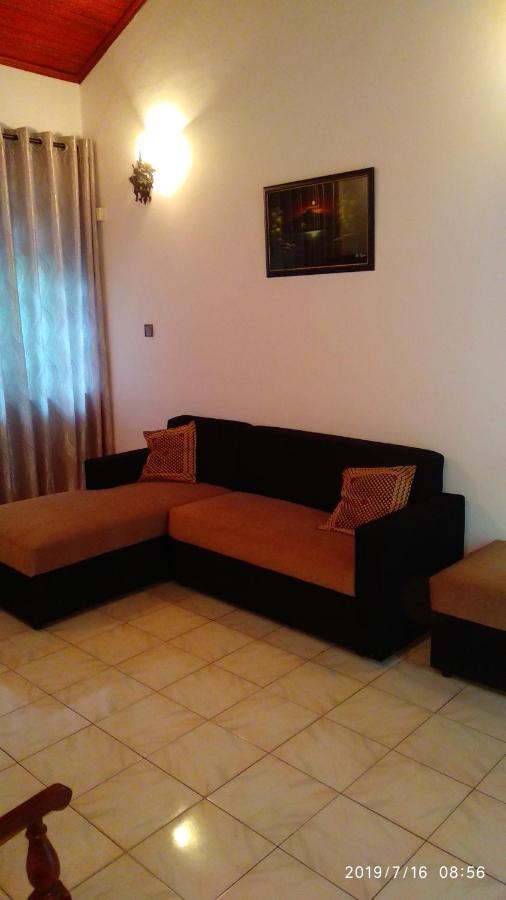 Ceylon Travel And Stay Lodge Battaramulla Buitenkant foto