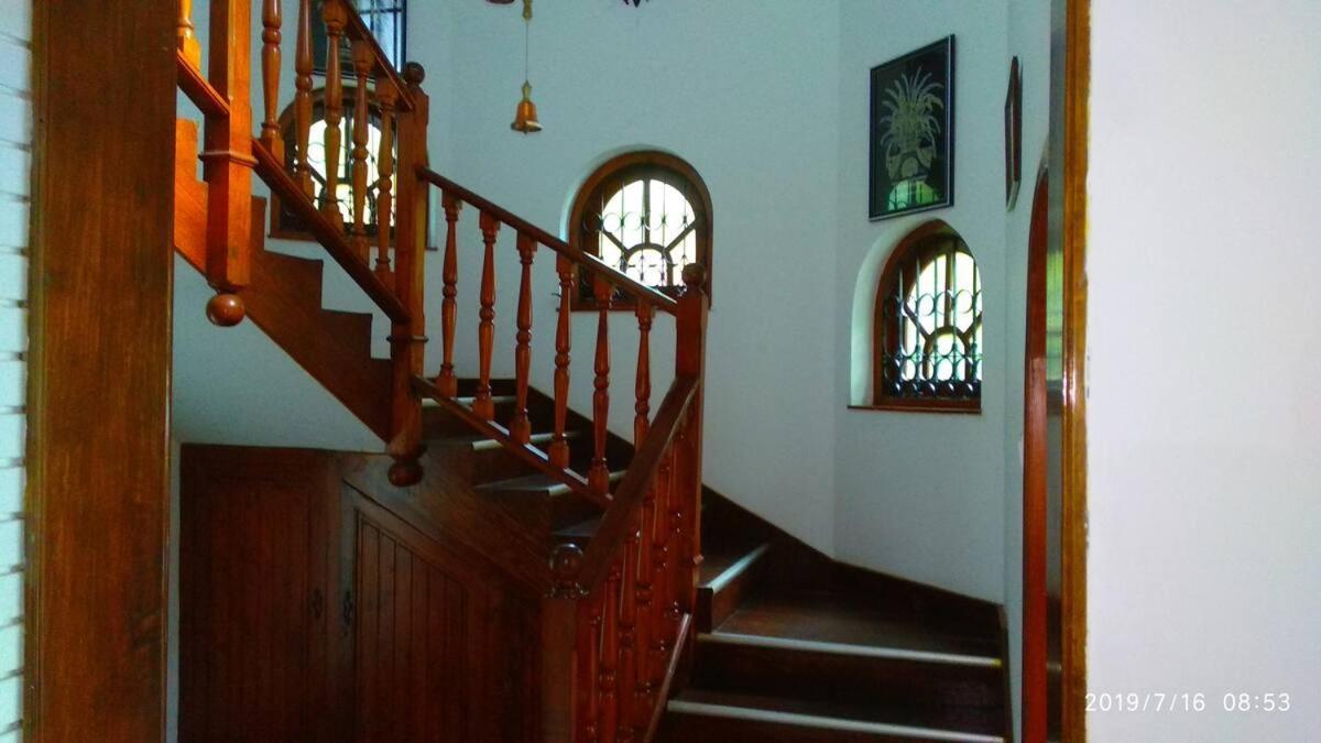 Ceylon Travel And Stay Lodge Battaramulla Buitenkant foto