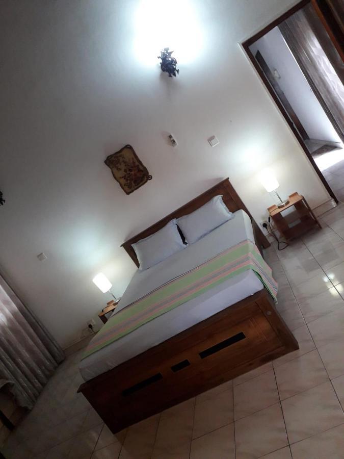 Ceylon Travel And Stay Lodge Battaramulla Buitenkant foto