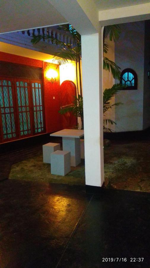 Ceylon Travel And Stay Lodge Battaramulla Buitenkant foto