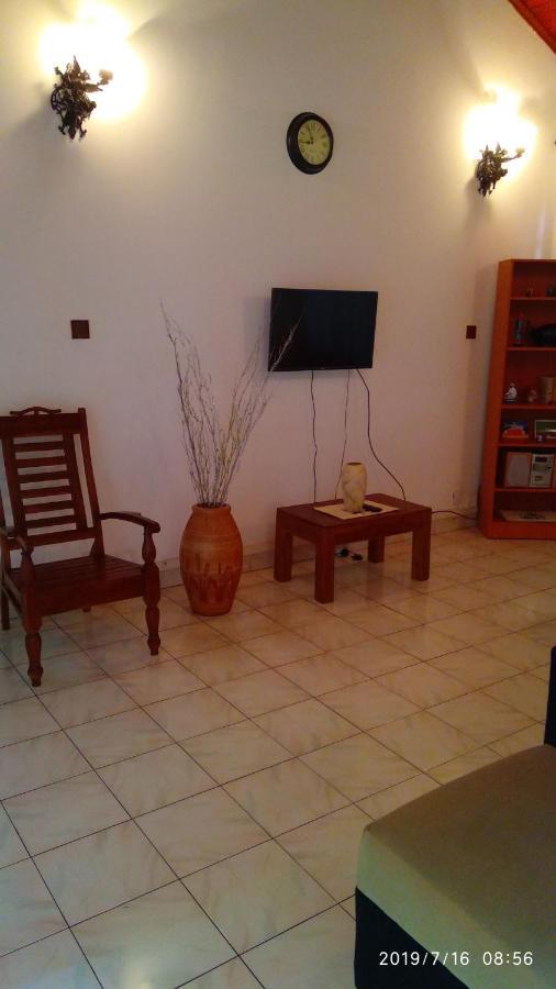 Ceylon Travel And Stay Lodge Battaramulla Buitenkant foto