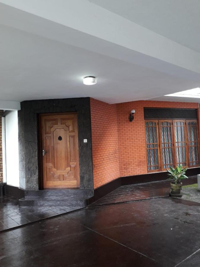 Ceylon Travel And Stay Lodge Battaramulla Buitenkant foto