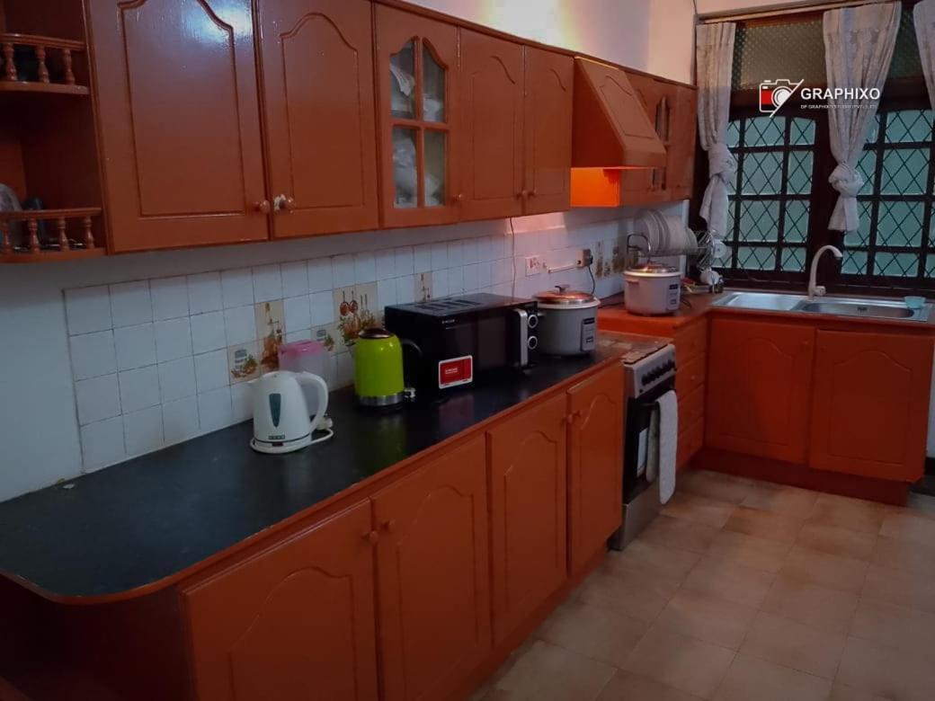 Ceylon Travel And Stay Lodge Battaramulla Buitenkant foto