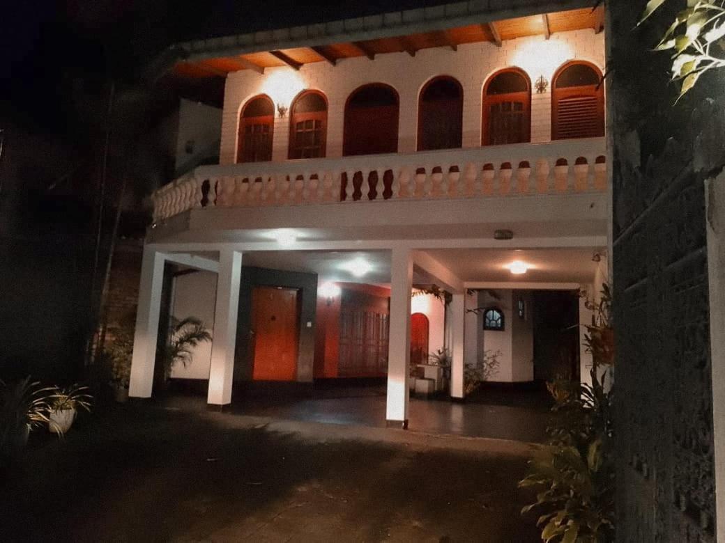 Ceylon Travel And Stay Lodge Battaramulla Buitenkant foto